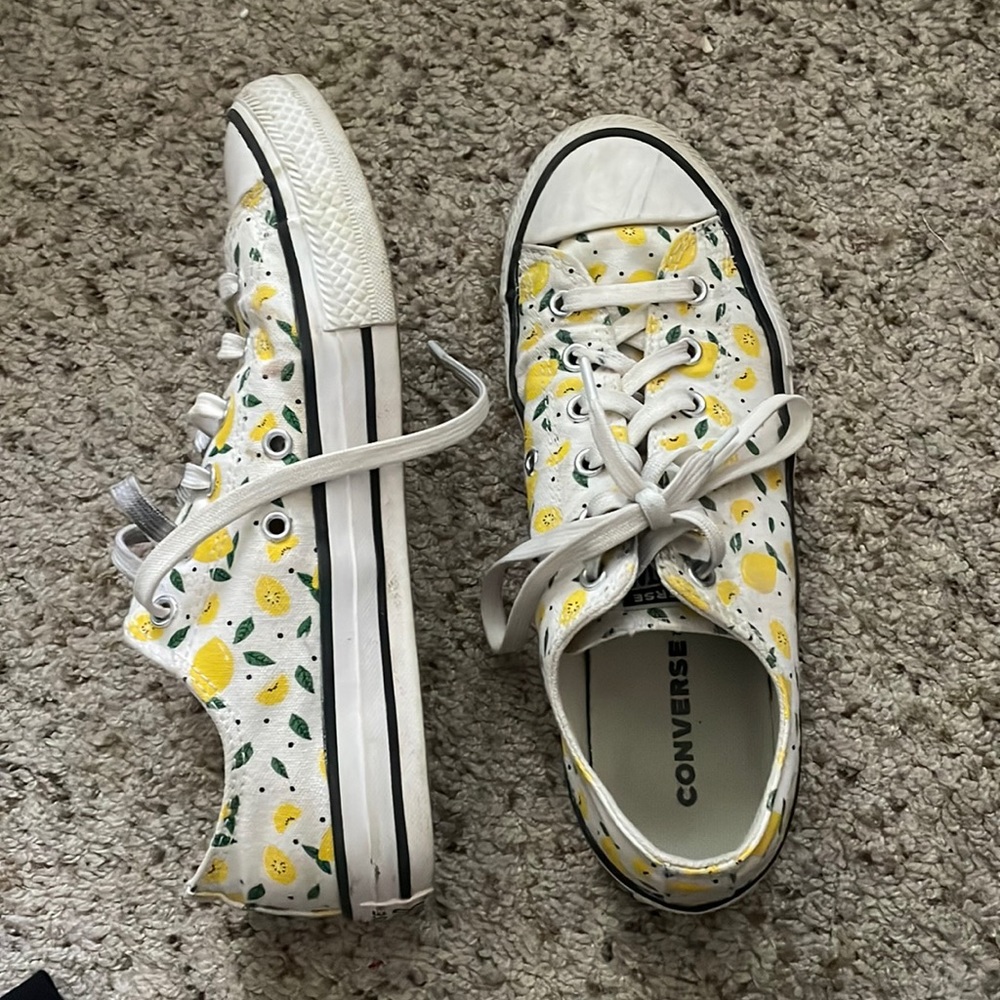 Low top women’s lemon print converse size 6